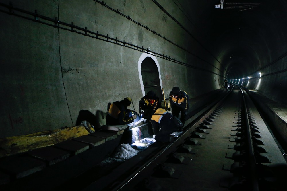 准格尔铁路运营隧道病害现状